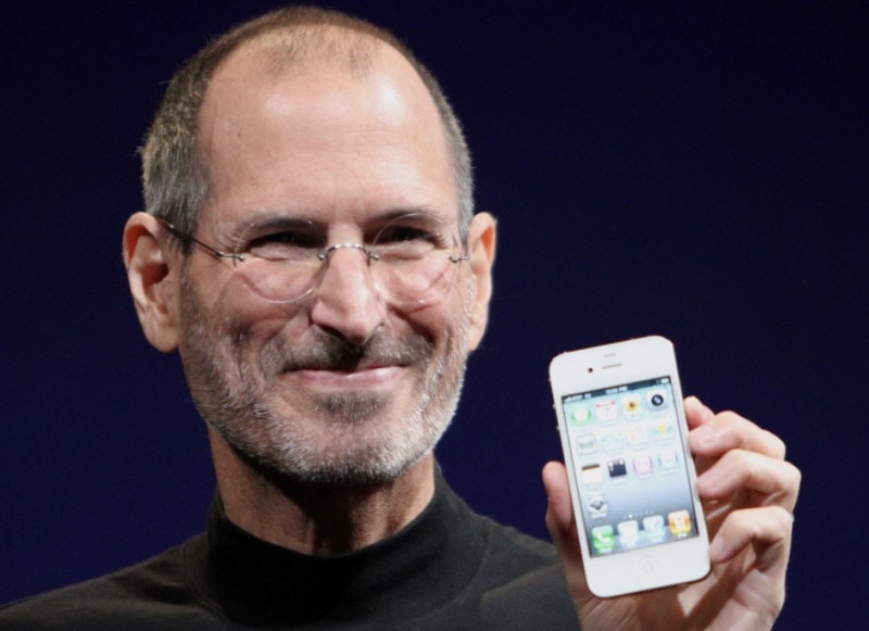 Steve Jobs drží iPhone